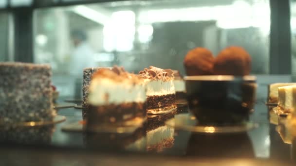 Вкусные пироги со сливками и шоколад — стоковое видео