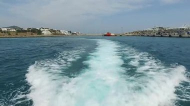 bir tekne geçtikten sonra dalgalar