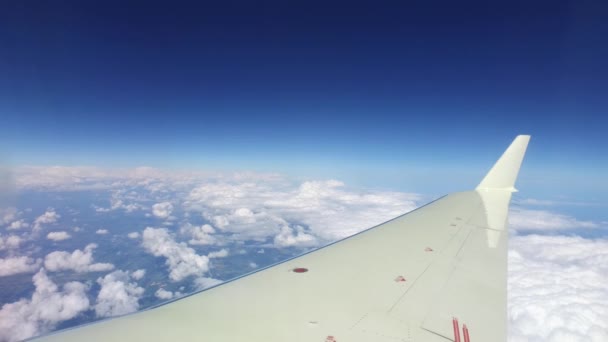 Gökyüzü arka plan üzerinde uçağın kanat — Stok video