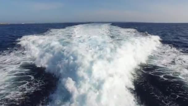 Волны после прохождения лодки — стоковое видео