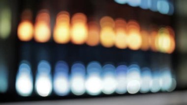 Canlı bir şekilde ışık parlayan bir kavanoz