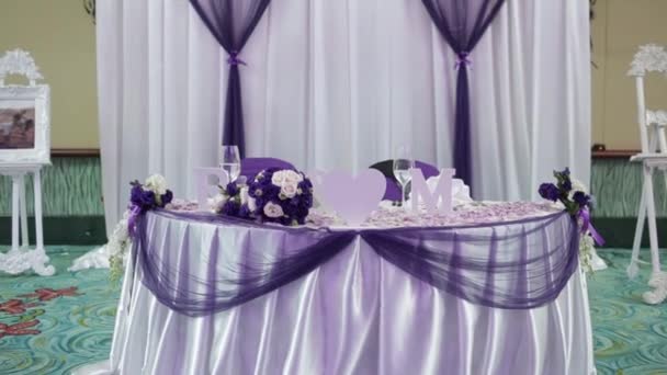 Gyönyörű esküvői dekorációk virágok — Stock videók