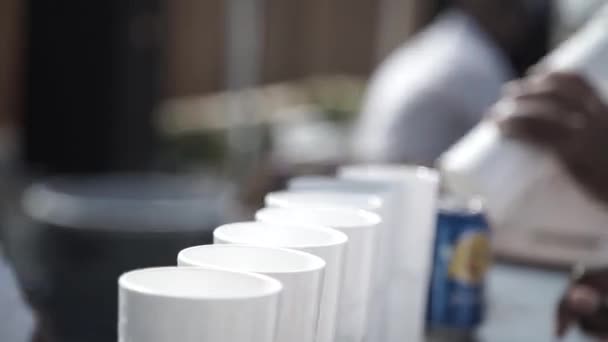 Бармен бросал лед в специальные чашки — стоковое видео