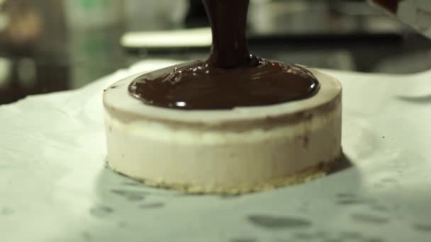 Enchendo camadas de bolo. Fazendo bolo de camada de chocolate . — Vídeo de Stock