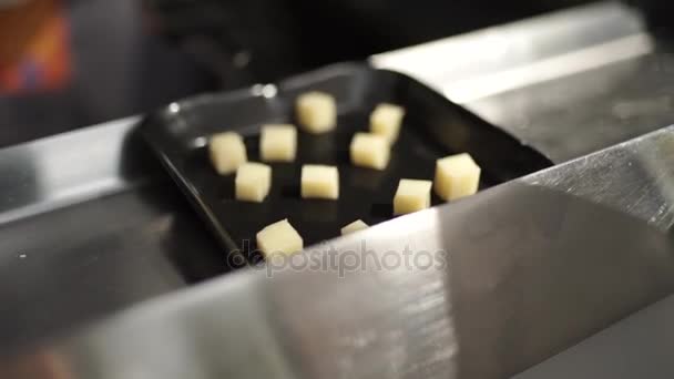 Fatias de queijo deitadas em uma bandeja — Vídeo de Stock