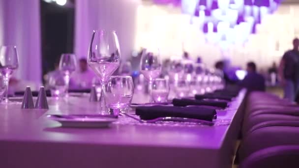 Üveg bor étterem belső szolgál vacsorával — Stock videók