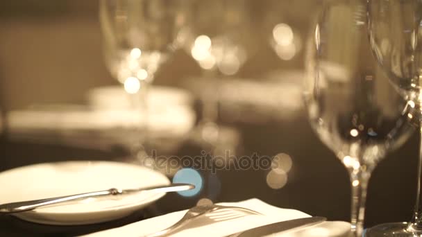 Mesa, restaurante que sirve, restaurante interior, vasos vacíos en la mesa blanca, una fila de copas de champán vacías.Furshet, catering.Glasses para champán o vino . — Vídeos de Stock