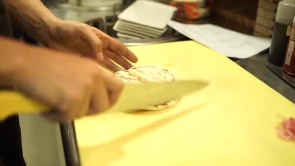 El chef prepara una deliciosa hamburguesa — Vídeos de Stock