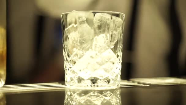 Стакан со льдом — стоковое видео