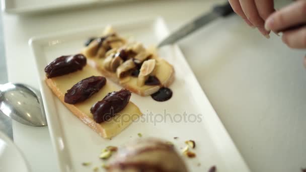 Das Mädchen fügt dem Käse den Belag hinzu. Zeitlupe — Stockvideo