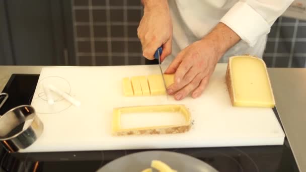 Сыр нарезанный на узорчатые ломтики — стоковое видео