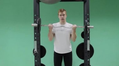 spor salonunda genç bir adam