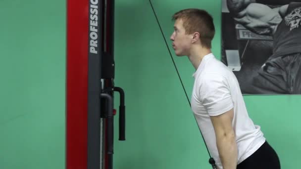 Un chico joven en el gimnasio — Vídeos de Stock