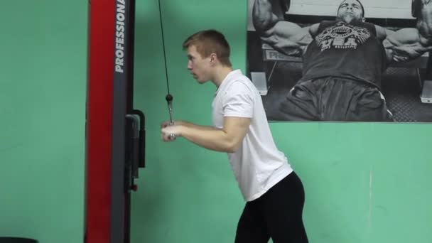 Un jeune homme dans la salle de gym — Video
