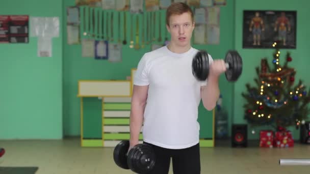 Молодий хлопець у спортзалі — стокове відео
