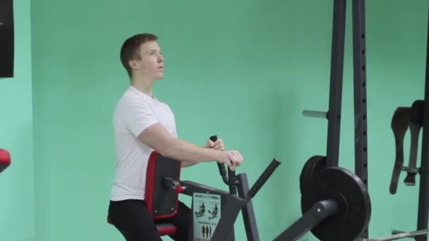 Um jovem no ginásio — Vídeo de Stock