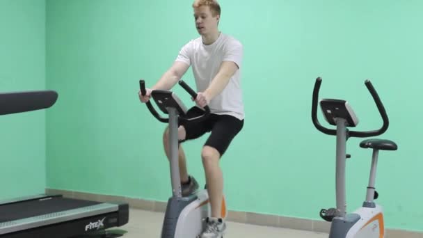 Un chico joven en el gimnasio — Vídeos de Stock