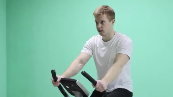 Un chico joven en el gimnasio — Vídeo de stock