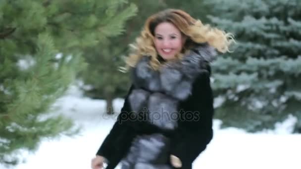 Девушка идет по снегу и Covenant следовать за ним — стоковое видео