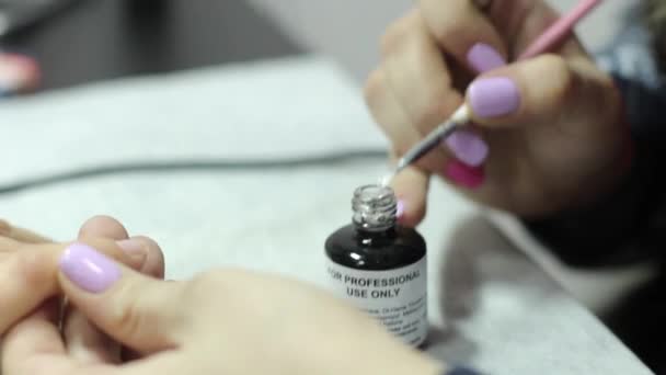 Применение гелевого ногтя польские девушки — стоковое видео