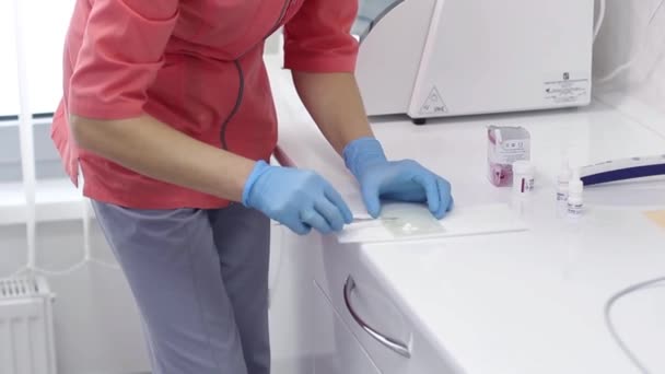 Zahnarzthelferin bereitet eine spezielle zahnärztliche Lösung vor — Stockvideo