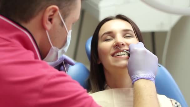 Girl visiting her dentist for teeth examination — Stock Video