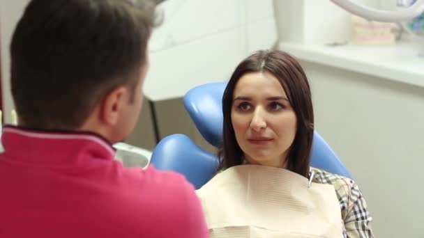 Dentista continua uma conversa com o paciente — Vídeo de Stock