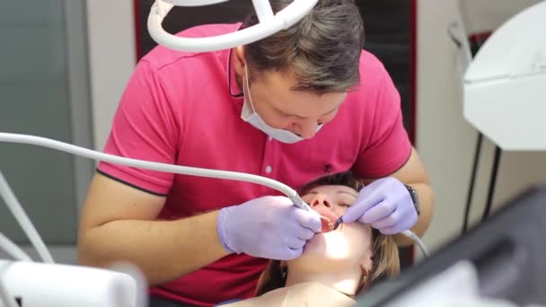 男牙医治疗的病人的牙齿 — 图库视频影像
