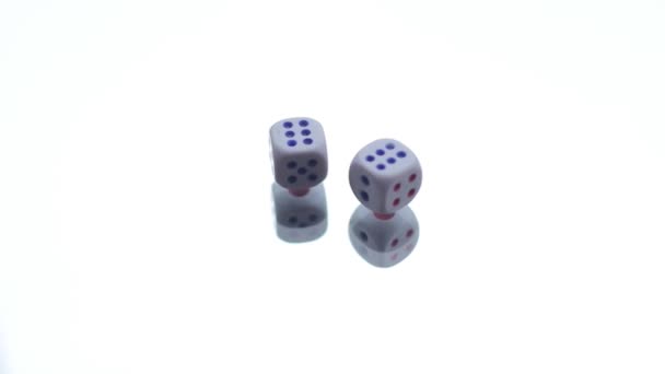 Two playing dice in the mirror — Stock Video