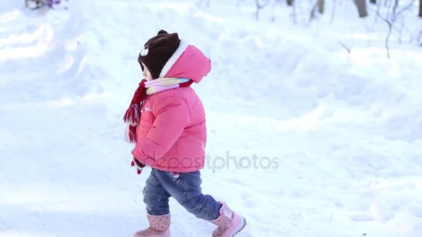 Un niño pequeño en el bosque nevado — Vídeo de stock