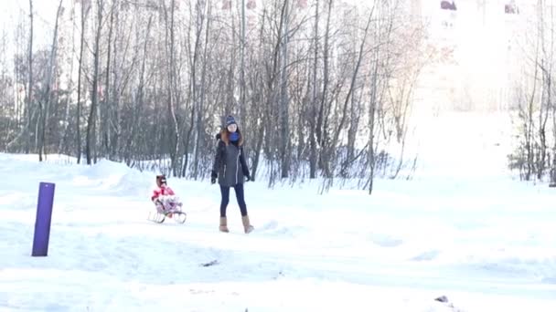 妈妈在雪橇上卷她的宝宝 — 图库视频影像