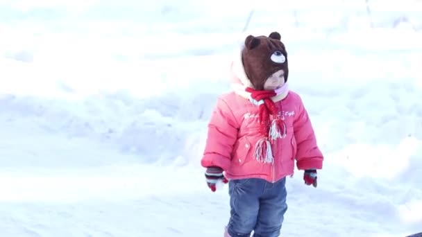 Niña en un camino nevado — Vídeos de Stock