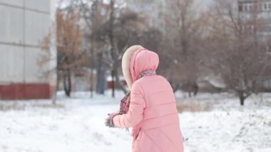 Eğlenceli kız kar atar