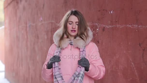 Menina endireita seu cachecol e luvas — Vídeo de Stock
