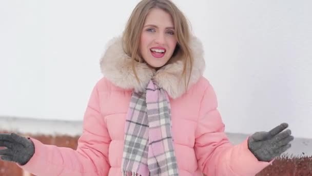 Meisje rechtzetten haar sjaal en handschoenen — Stockvideo