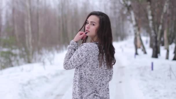 Mujer joven posando en ropa elegante al aire libre en el invierno — Vídeos de Stock