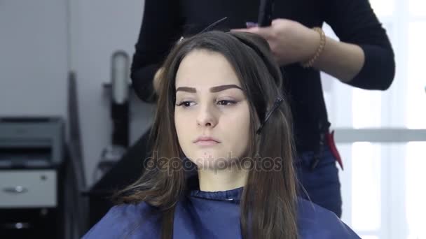 Cabelo curling estilista para a mulher. Menina se preocupa com seu penteado — Vídeo de Stock