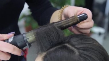 Stilist curling saç kadın için. Kız bakım saç hakkında
