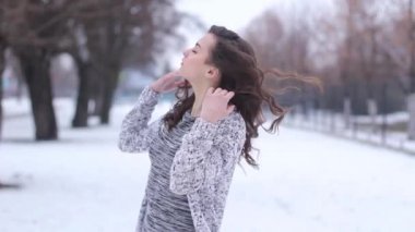 Genç güzel stil kızı poz veriyor.