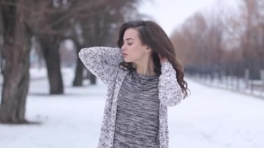 Genç güzel stil kızı poz veriyor.