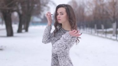 Genç güzel stil kızı poz veriyor.