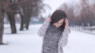 Genç güzel stil kızı poz veriyor.