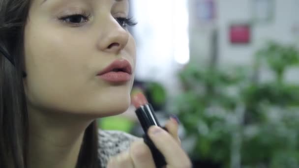 Jonge mooie model meisje toepassing van lippenstift — Stockvideo