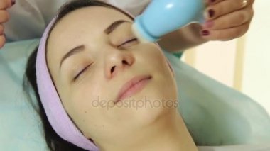 Masaj terapisti Spa salonu yüz temizlik yordam bulunur. Kullanım masaj fırça