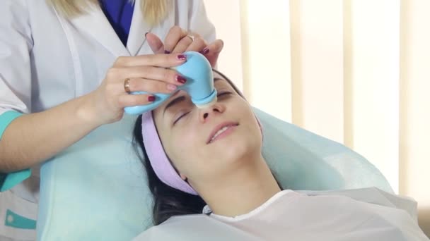 Massagem facial no salão de Spa. Escova de massagem para rosto — Vídeo de Stock