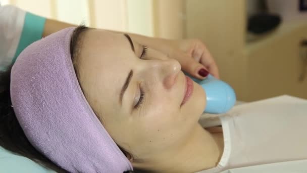 Massagem facial no salão de Spa. Escova de massagem para rosto — Vídeo de Stock