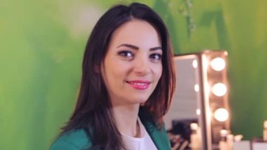 güzel bir yüz, makyaj kamera için poz sonra genç bir kızla