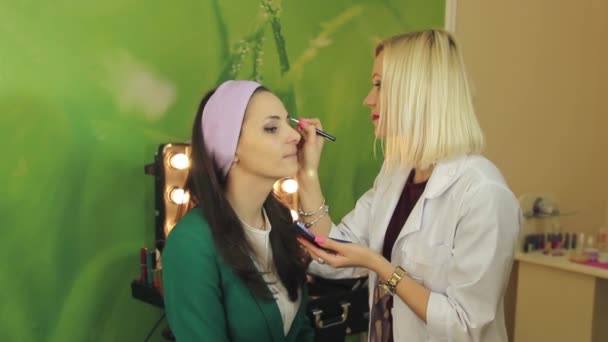 Bella ragazza mettere il trucco sul viso — Video Stock