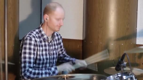 Bonito cara atrás do kit de bateria em camisa e calças toca bateria — Vídeo de Stock