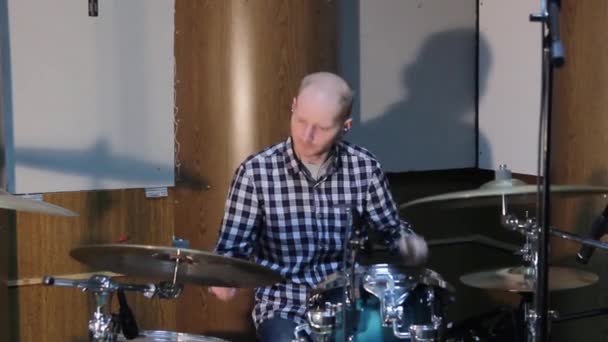 Schöner Kerl hinter dem Schlagzeug in Hemd und Hose spielt Schlagzeug — Stockvideo